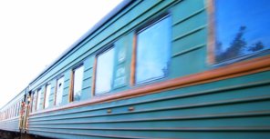 Поезд сошел с рельс. Фото - telegraf.in.ua.