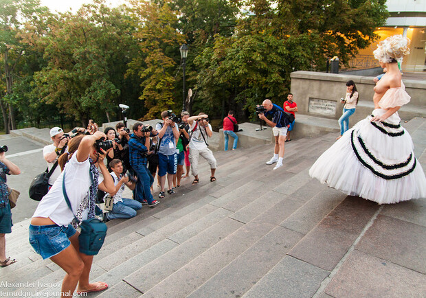 Выпускной 2013. Девушки шьют платья с декольте, а парни подбирают яркие костюмы