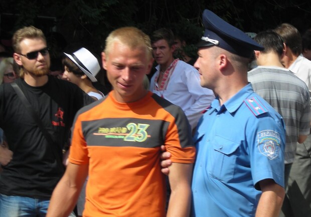 У этого парня в пакете обнаружили "фекальную бомбу". Фото Сергея Светличного.