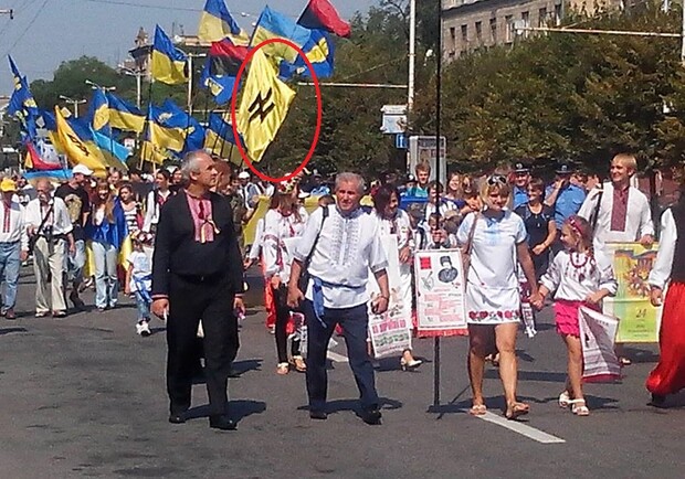 2013 год. Знамя со сватикоподобной эмблемой выделено красный кругом.