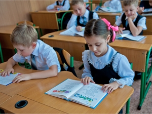  Первоклашки на продленке не только отдыхают, но и выполняют домашние задания. Фото: Максим КРЮК.