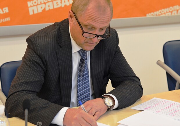 Сергей Георгиевич записал жалобы киевлян. Фото: Сергей Захаров