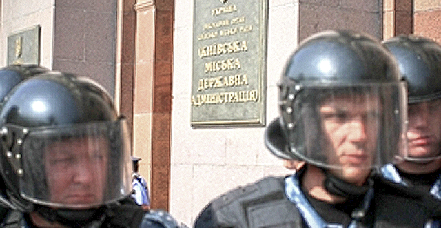 Киевсовет возьмут штурмом. Фото: Олег Терещенко.
