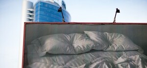 Не такая няшная, как кажется: что означает смятая постель на билбордах Киева