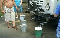 Артезианскую воду предлагают по цене 30 копеек за литр.
Фото reporter.delfi.ua