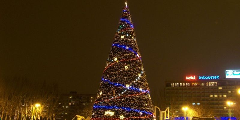 В Запорожье главную городскую ёлку «зажгли» волшебным посохом (ФОТО)