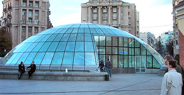 У входа в "Глобус" более 7-ми лет не работает эскалатор. Фото с сайта max-foto.info 