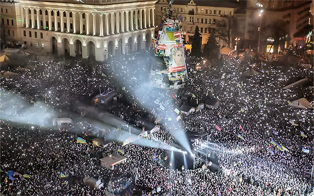Украинцы спели гимн перед Новым годом. Фото Reuters