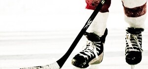 Дед мороз с клюшкой: хоккейной малышне устроили утренник на льду