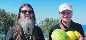 Всех излечит, исцелит: монах из Лавры спит в гробу и помогает Пугачевой