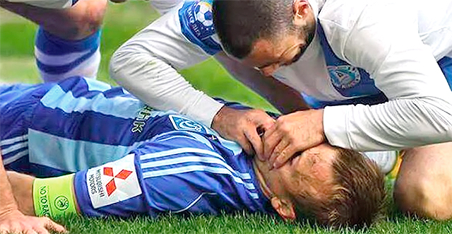 Джаба Канкава оказал помощь Олегу Гусеву. Фото с сайта fcdynamo.kiev.ua.