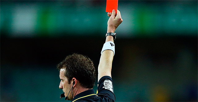 Фото с сайта <a href="http://www.thefumble.com/referee/soccer-ref-gets-kicked-face-after-issuing-red-card.html">thefumble.com</a>.