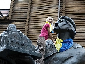 Владимира "одели" по-украински.
Фото с сайта kp.ua
