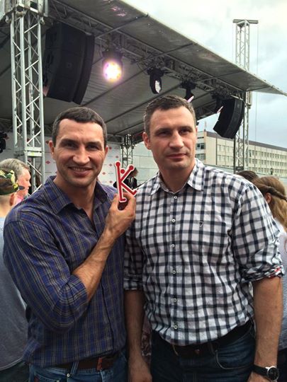 Виталий и Владимир остались довольны выставкой. Фото klitschko-brothers.com