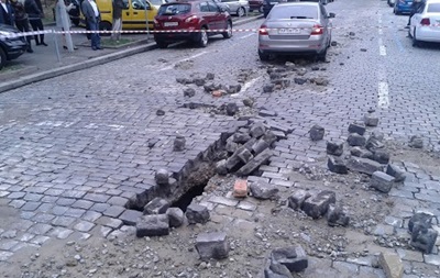 На Прорезной будут менять брусчатку. Фото с сайта korrespondent.net