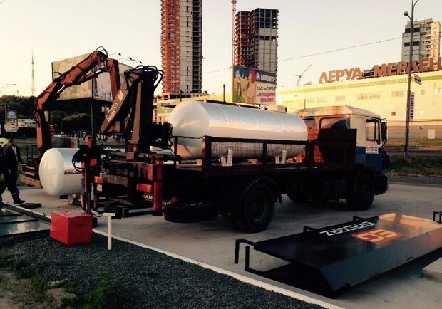 В Киеве начали демонтировать незаконные газовые заправки - Киев Vgorode.ua