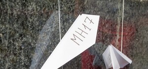 Харьковчане несут бумажные самолетики и свечи к памятнику Шевченко в память жертв рейса MH17