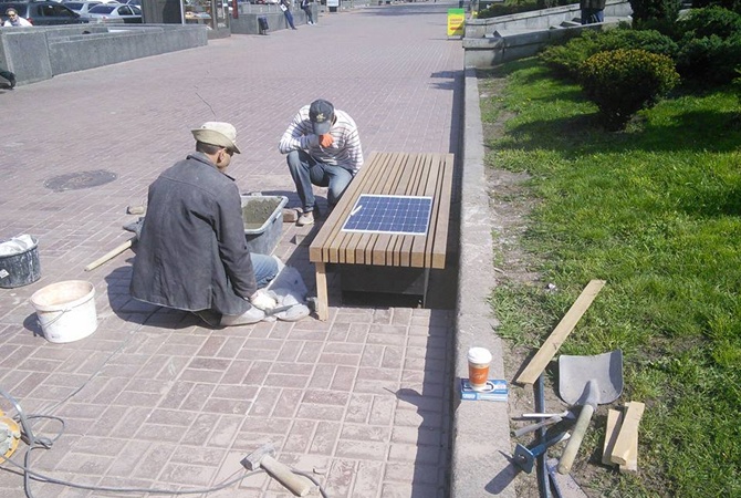 Лавочка с солнечной батареей на которой можно зарядить телефон