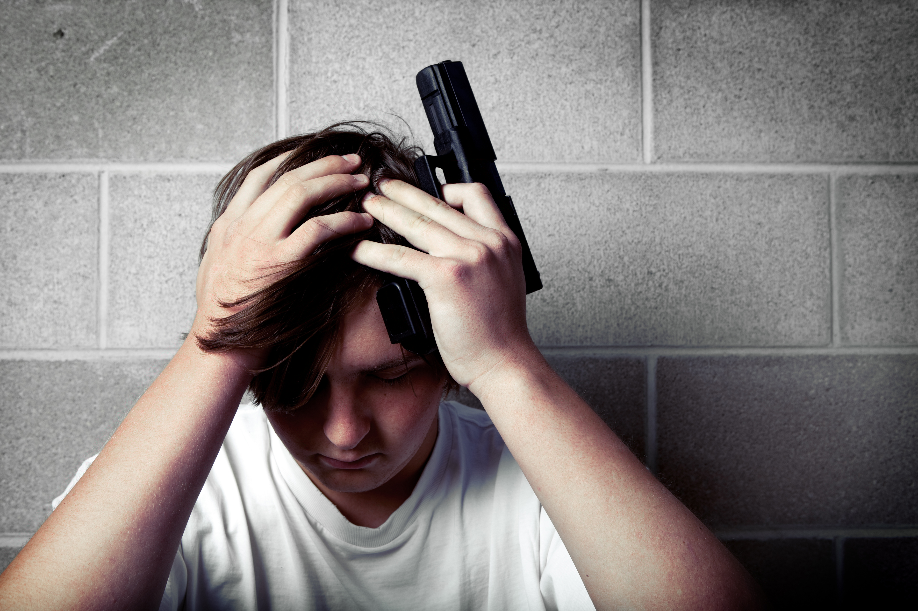 Самоубийство среди подростков. Самоубийство подростков. Депрессивный подросток. Подросток с пистолетом.