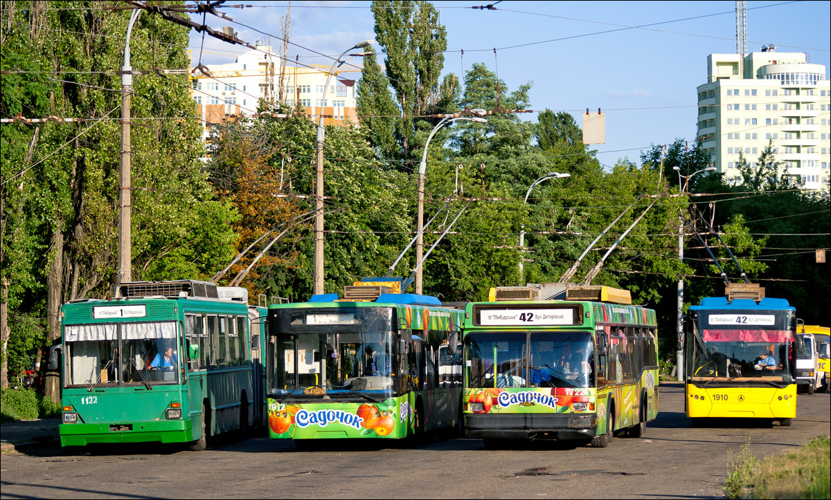 Киев 2 киев 3. Киев троллейбус. Киевский троллейбус. Много троллейбусов. Городской транспорт Киева.