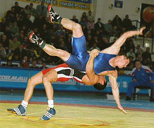 В Мариуполе поборются в греко-римском стиле.
Фото http://www.sportmedicine.ru