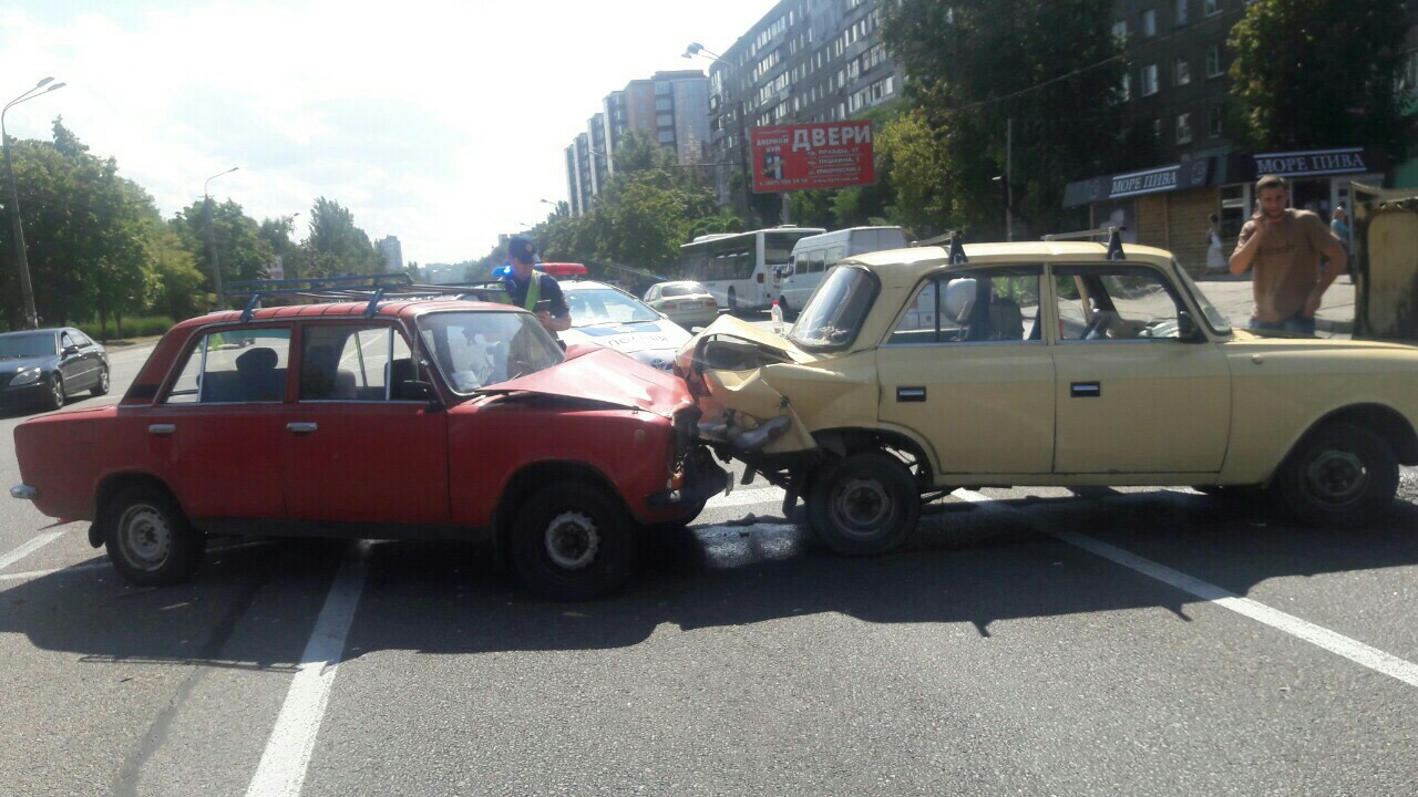 На Победе столкнулись Жигули и Москвич - Днепр Vgorode.ua