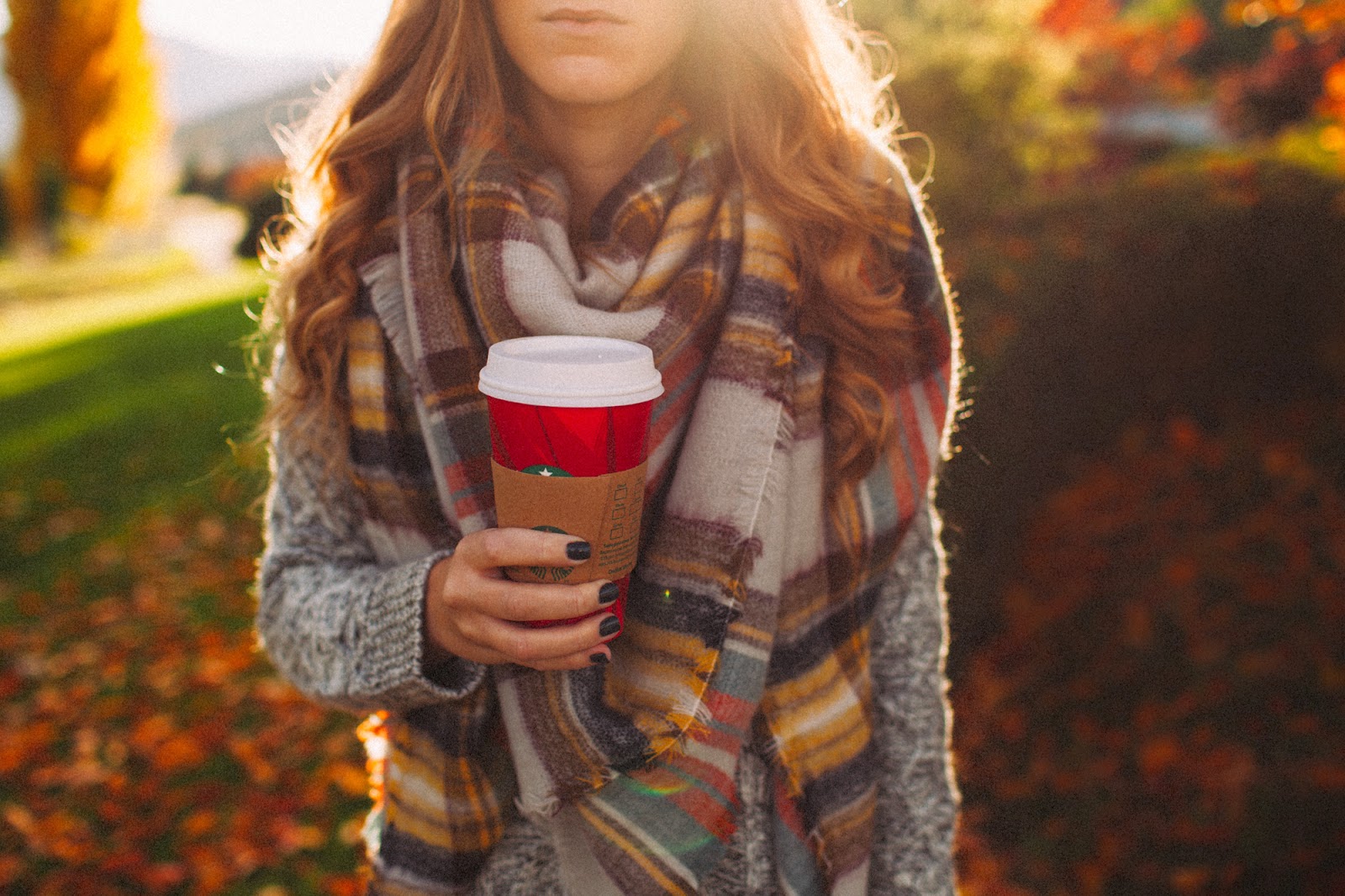 Девушка с кофе осенью