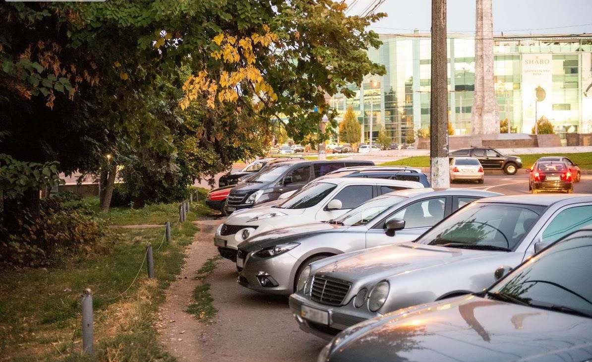 Возле парка Победы машины оккупировали весь тротуар - Одесса Vgorode.ua