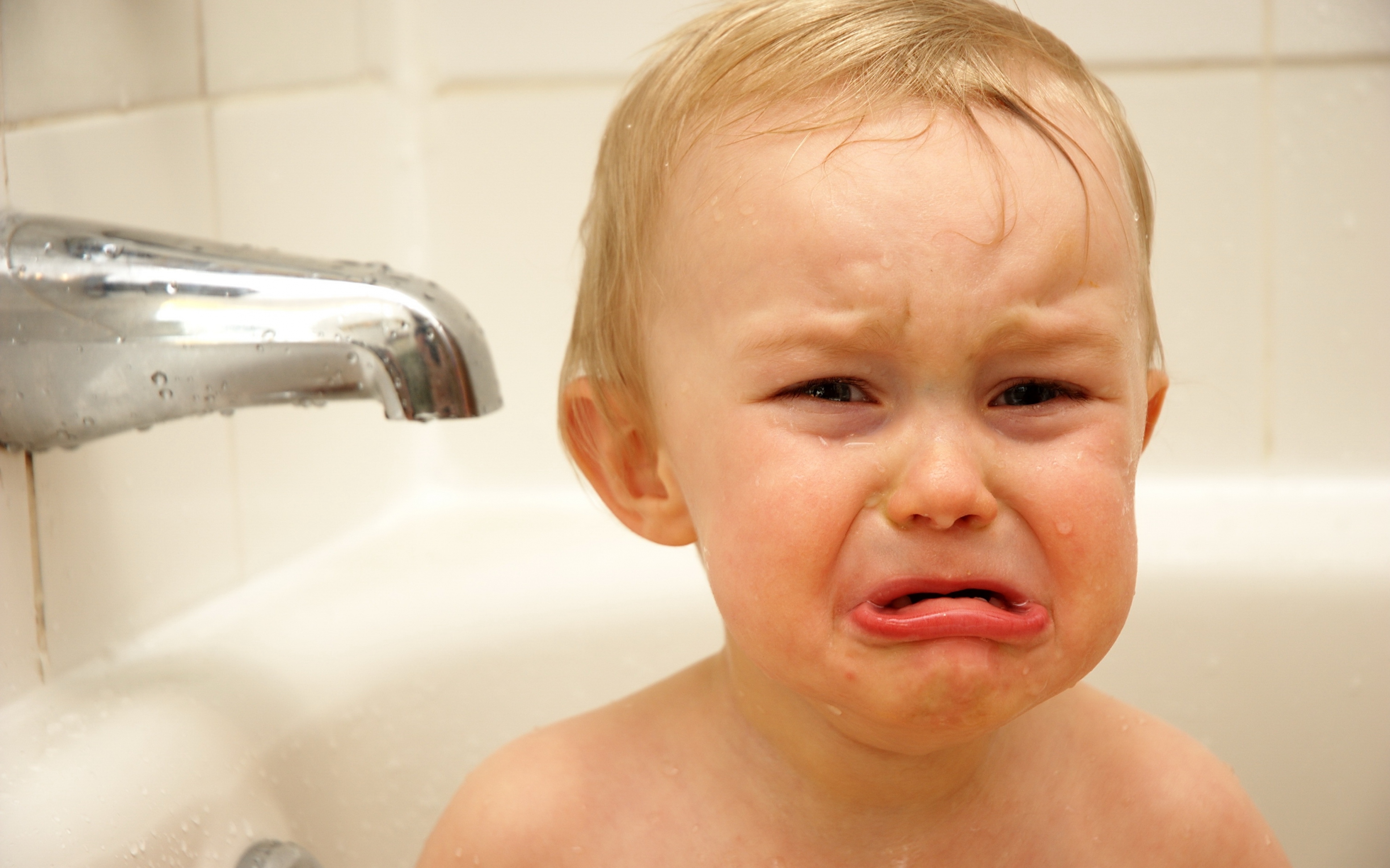 Детей моют в ванной. Ребенок плачет. Дети моются в ванной. Плачущий ребенок. Ребенок умывается.