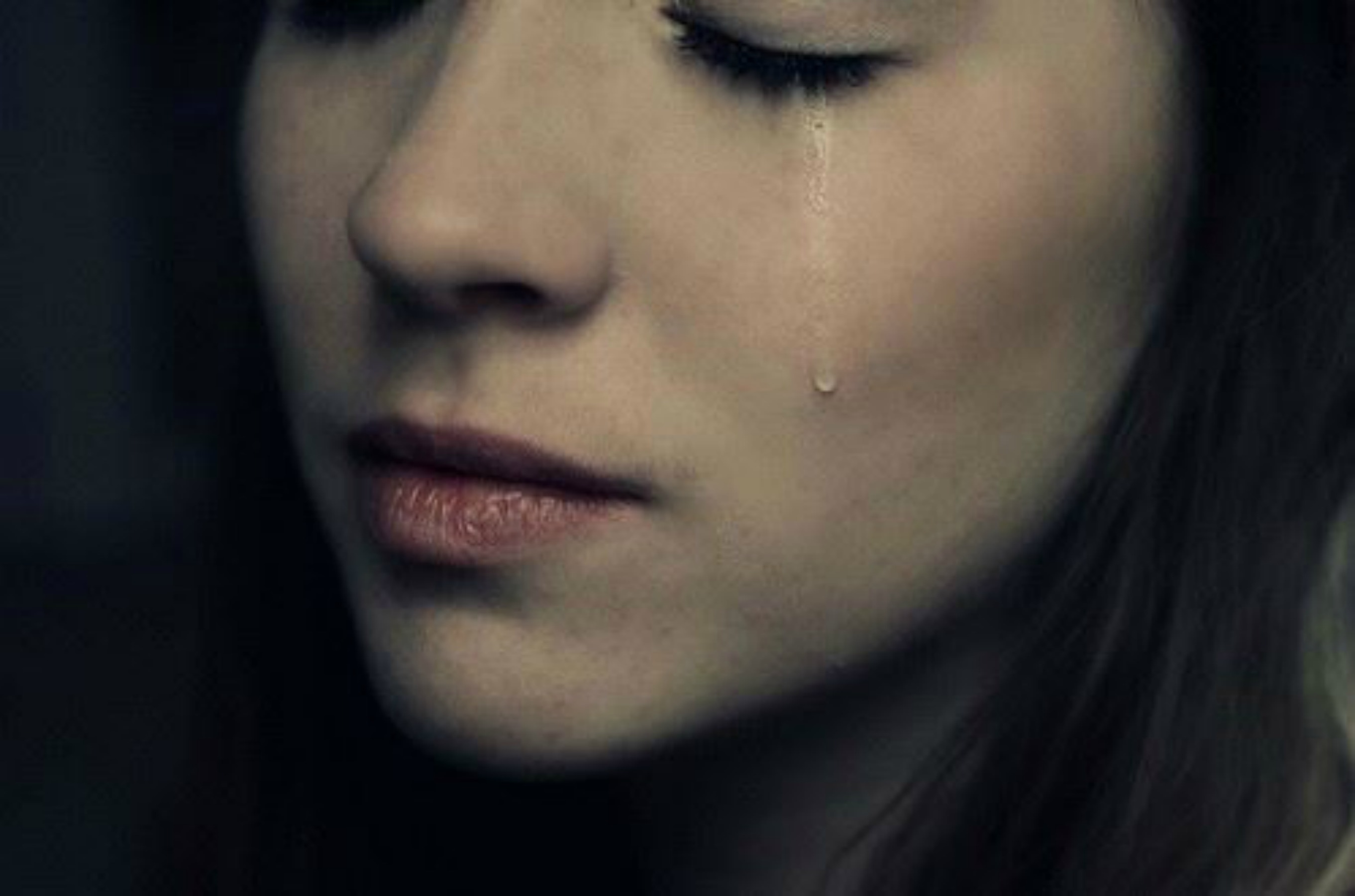 Заплаканная вид. Девушка в слезах. Девушка плачет. Плачущая девушка. Красивая девушка плачет.