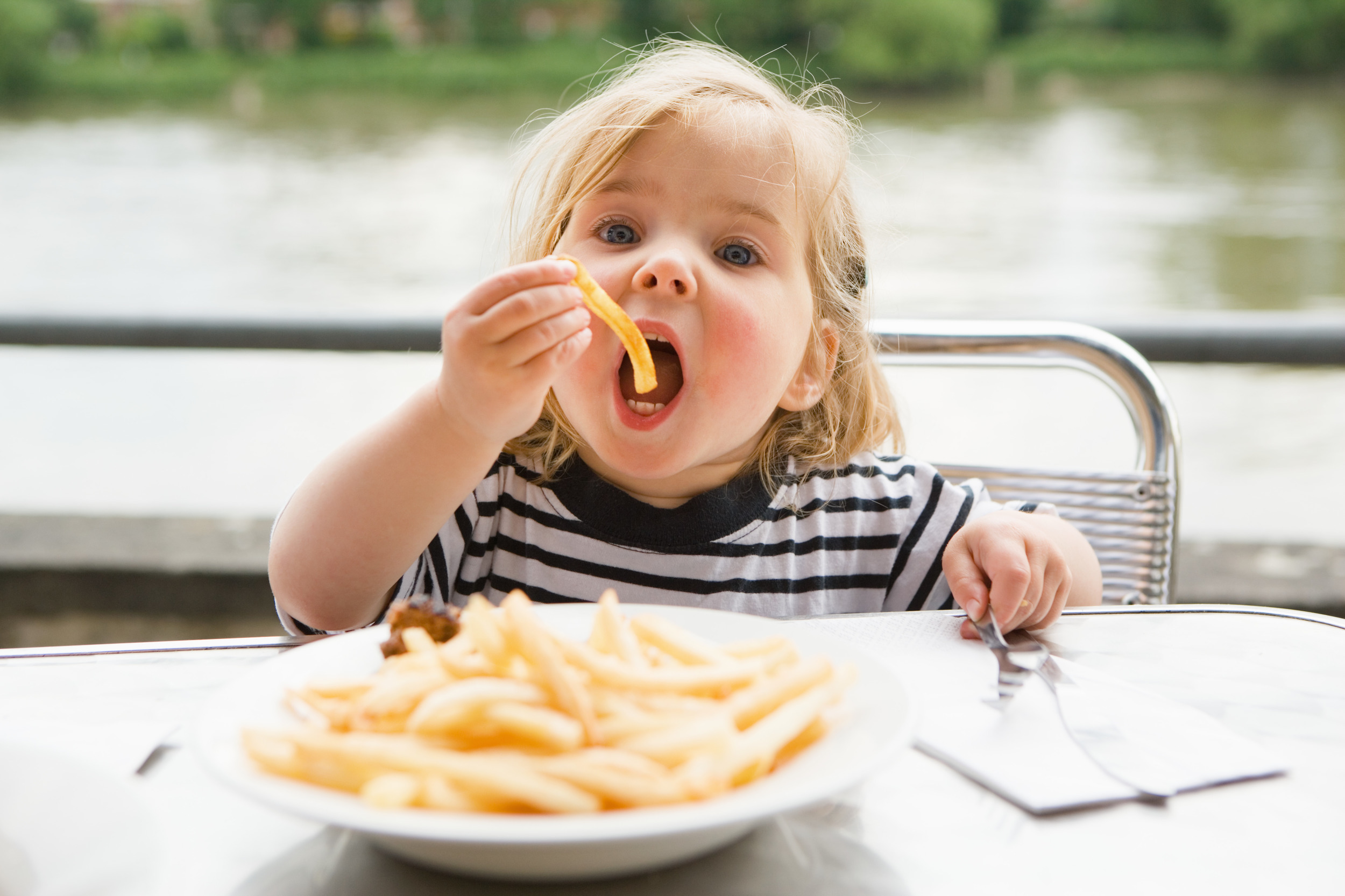 Есть. Ребенок ест чипсы. Кушать. Пищевые привычки детей. Удовольствие от еды дети.