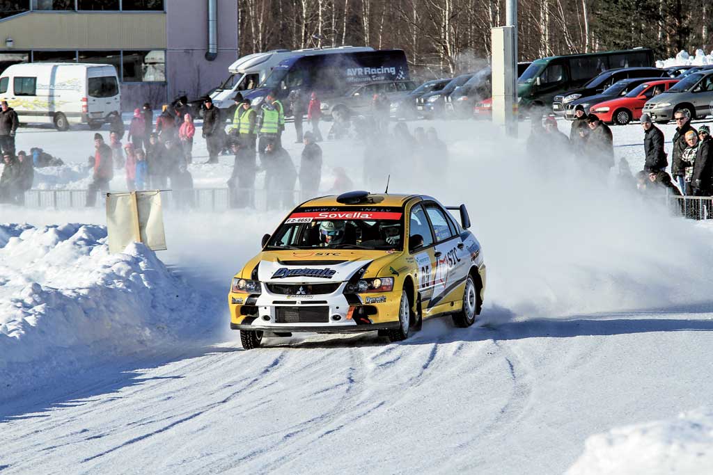 Коночние зимные автомобили. Зимние гонки это. Зимние автогонки. Зимние гонки это. Гонки на льду на машинах.