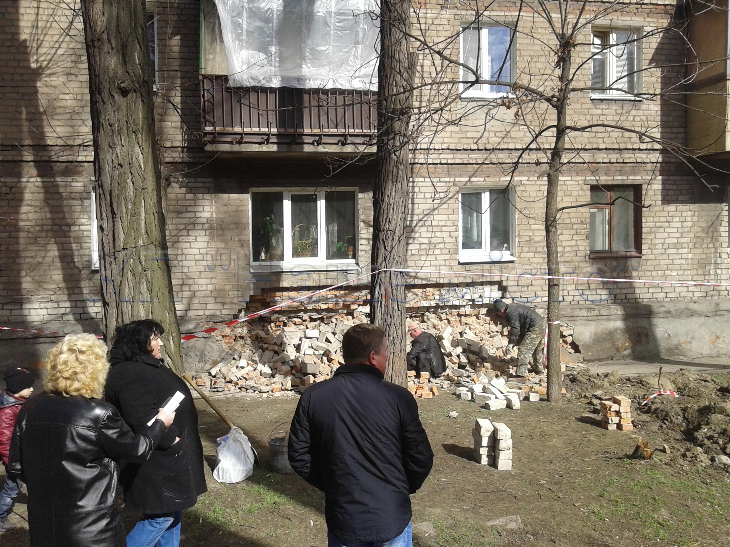 В Запорожье у дома обрушилась стена - Запорожье Vgorode.ua