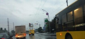 На Петровке у троллейбуса оборвались провода: затруднено движение