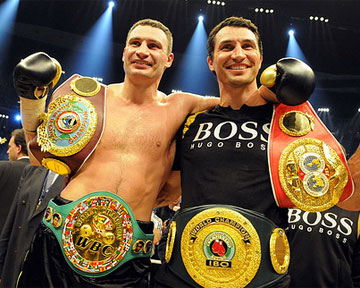 Братья Кличко успевают не только в нокауты всех отправлять, но и званые приемы устраивать.
Фото с сайта uaboxing.com.