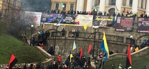 В столкновениях под Октябрьским дворцом пострадали 60 гвардейцев