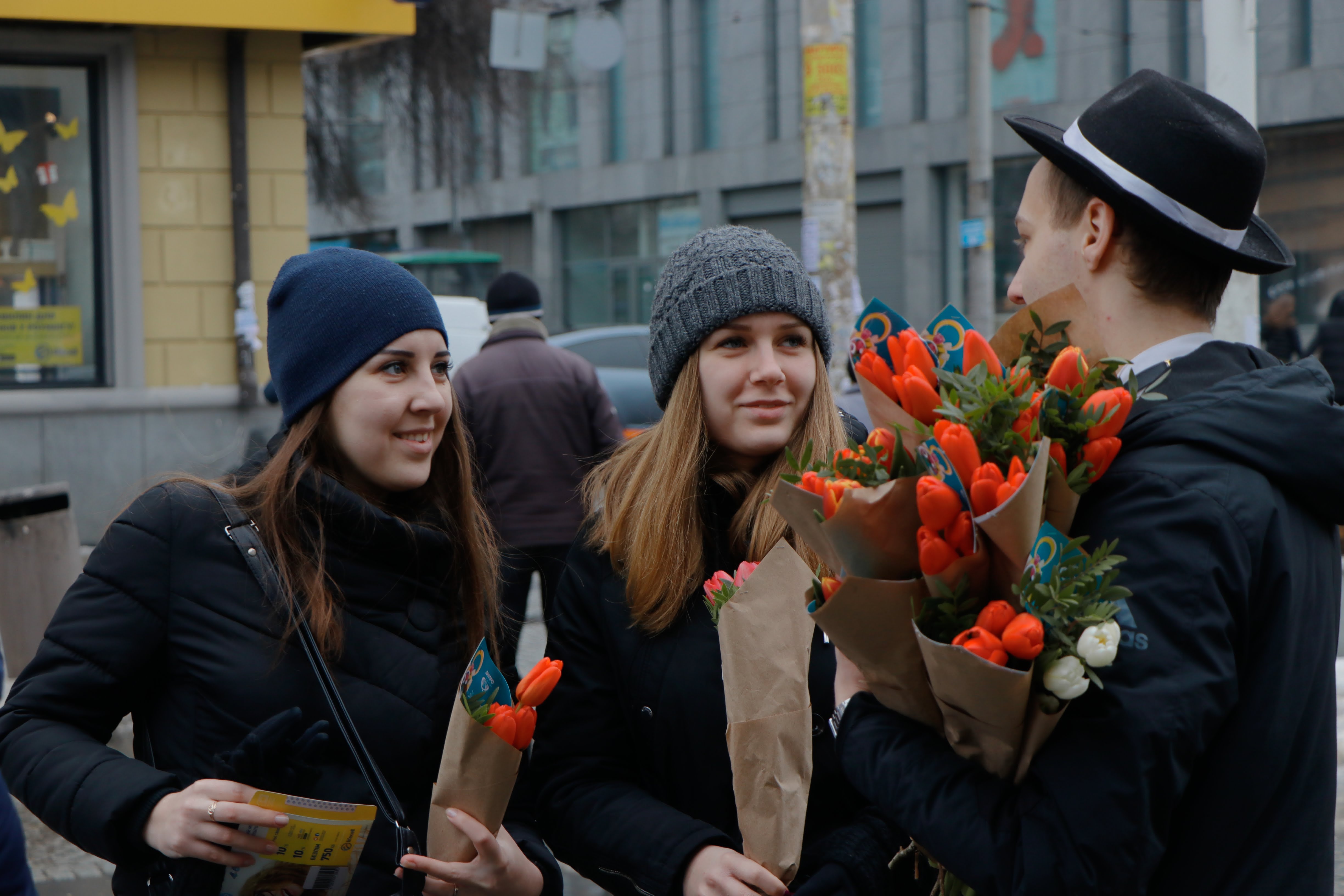 Девушкам дарят цветы на улицах
