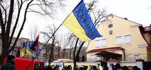 Путин в гробу, разрисованное авто: в Харькове пикетируют консульство РФ