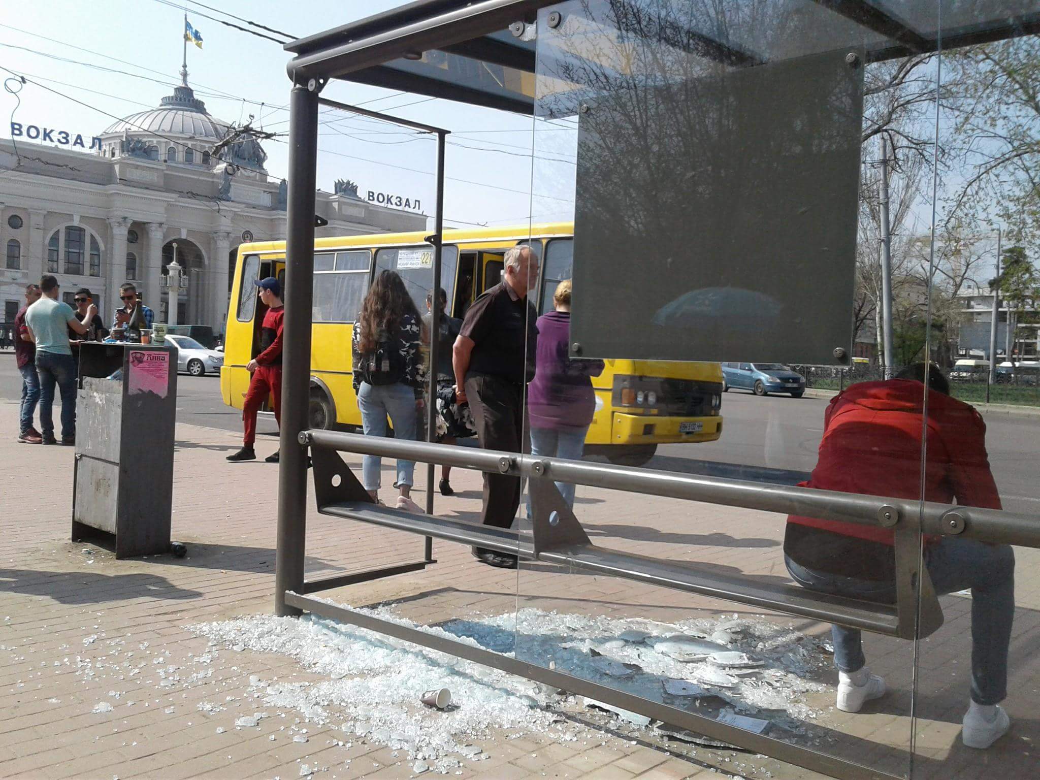 Остановка одесская. Остановка в Одессе. Вандализм на остановках. Разбитое стекло на остановке. Остановка Привокзальная.
