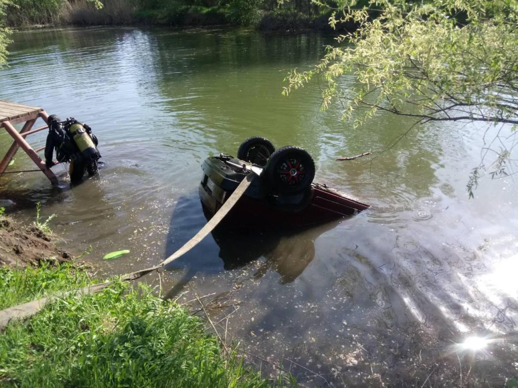 В Кушугуме машина упала в озеро - Запорожье Vgorode.ua