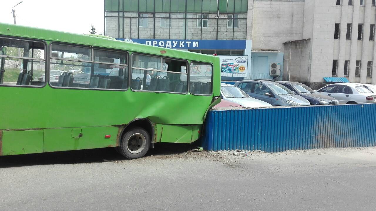 В Харькове 7 мая маршрутка без водителя врезалась в машины - Харьков  Vgorode.ua