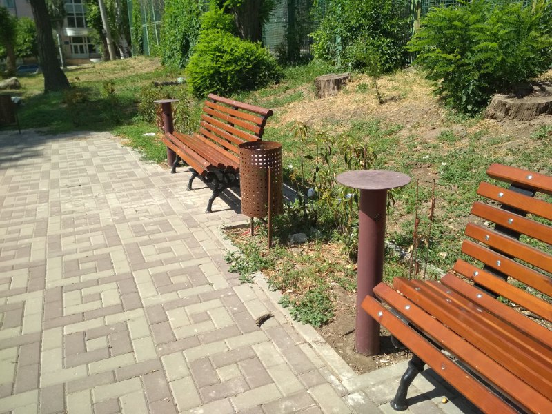 Вандалы вырвали зарядку в парке у театра кукол