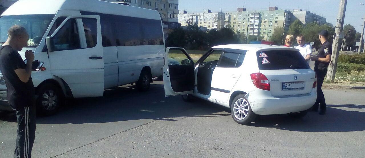 Легковушка врезалась в маршрутку на Бородинском. Все фото: Патрульная полиция. 