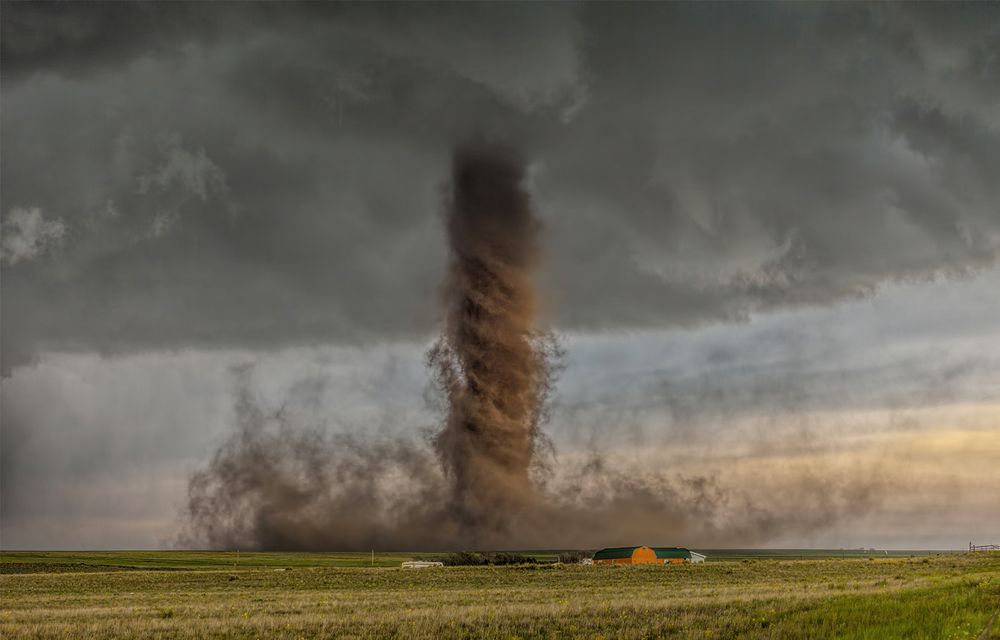 Смерч в Южном микрорайоне. Фото: shutterstock.com