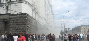 Хулиганство, заявление мэра и фото погрома: чем закончились беспорядки под горсоветом Харькова