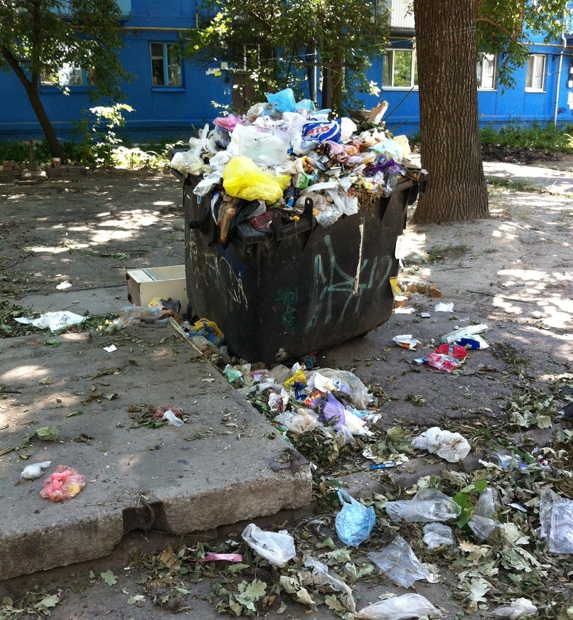 Мусор во дворе  на Республиканской. Фото: пользователи Типичного Запорожья
