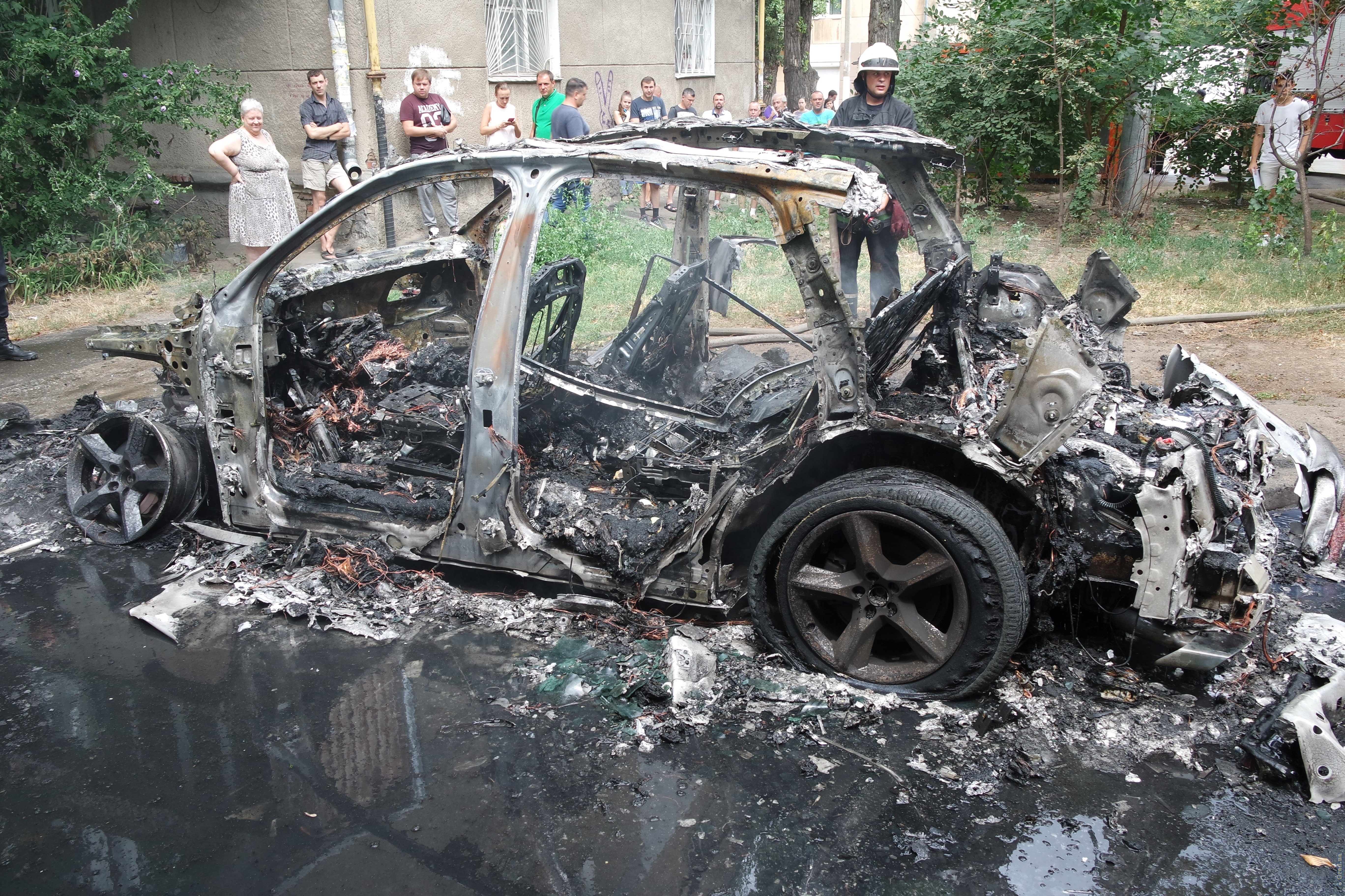 Во дворе дома на Армейской подожгли дорогую машину и чуть не сожгли еще две  - Одесса Vgorode.ua