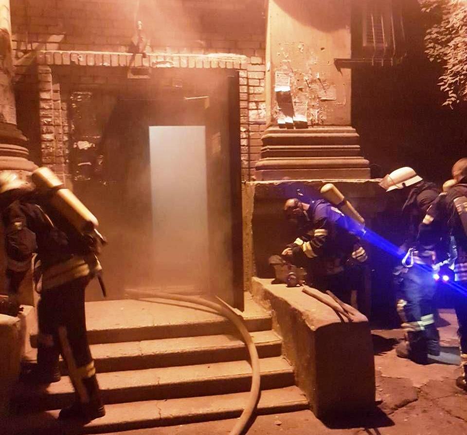 В пятиэтажке на проспекте загорелась квартира. Все фото: ГСЧС