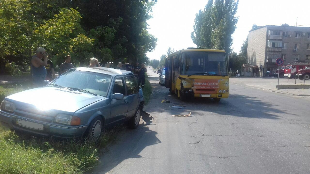 Маршрутка врезалась в легковушку. Все фото: патрульная полиция