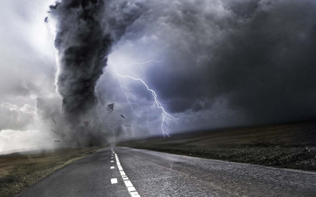 Смерч на трассе. Фото: shutterstock.com